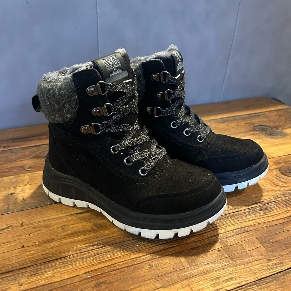 Roxy girls Karmel lace up boots